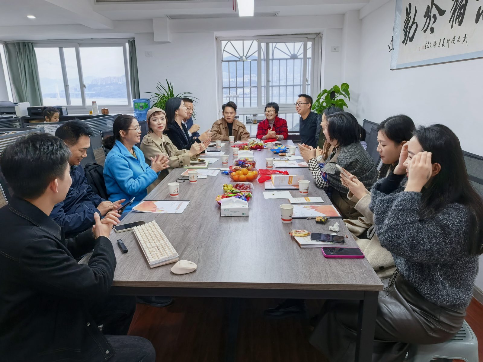 青商会会员在向壹财税会议室交流讨论