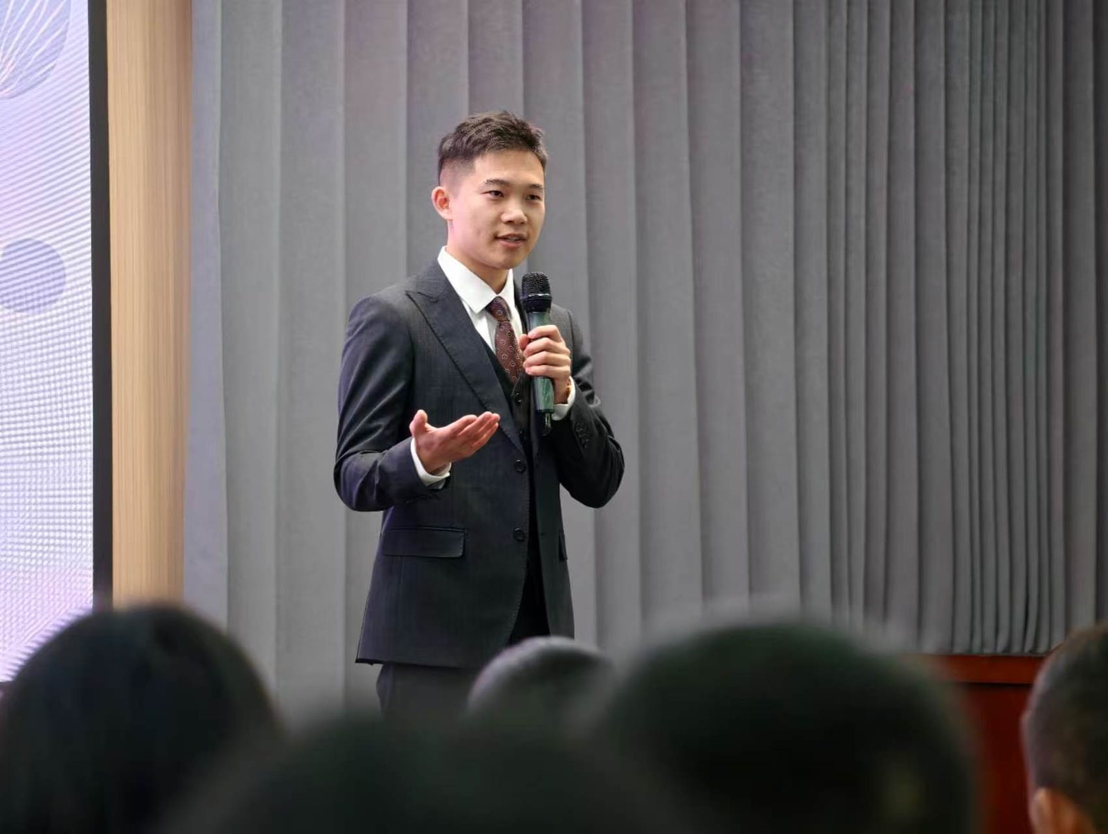 向壹财税总经理李向一在风采展示活动上演讲