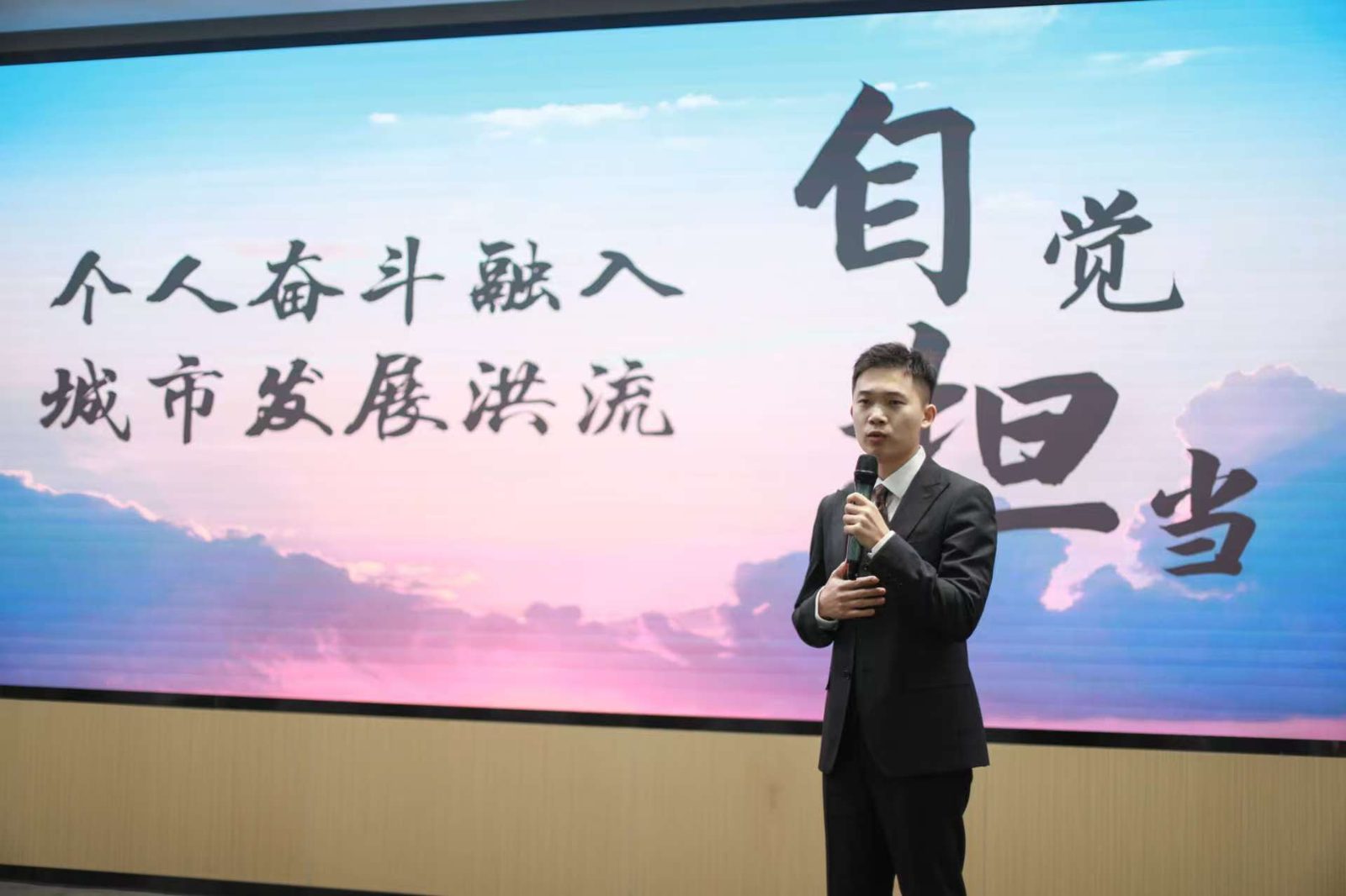 向壹财税总经理李向一在风采展示活动上演讲