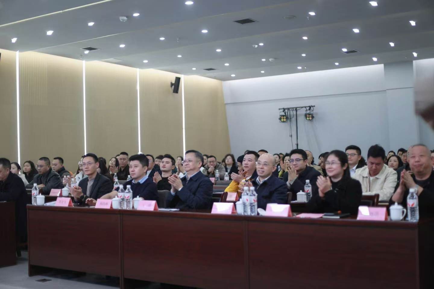 青商夜校·英才计划首期风采展示活动现场